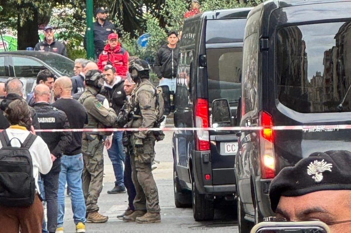 Napoli, terrore in banca: ostaggi liberati dopo ore di paura. Banda in fuga nel nulla, è caccia ai responsabili